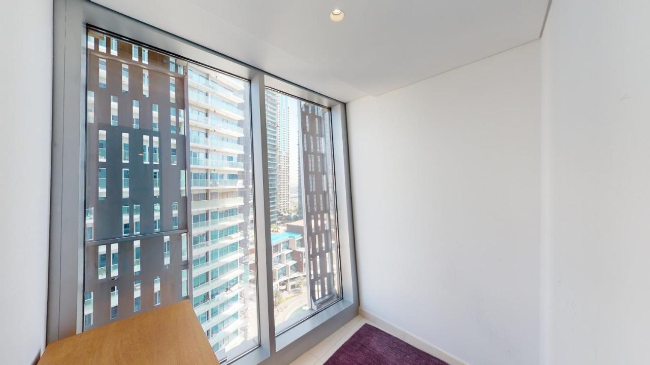 Key View - Cayan Tower Apartment *